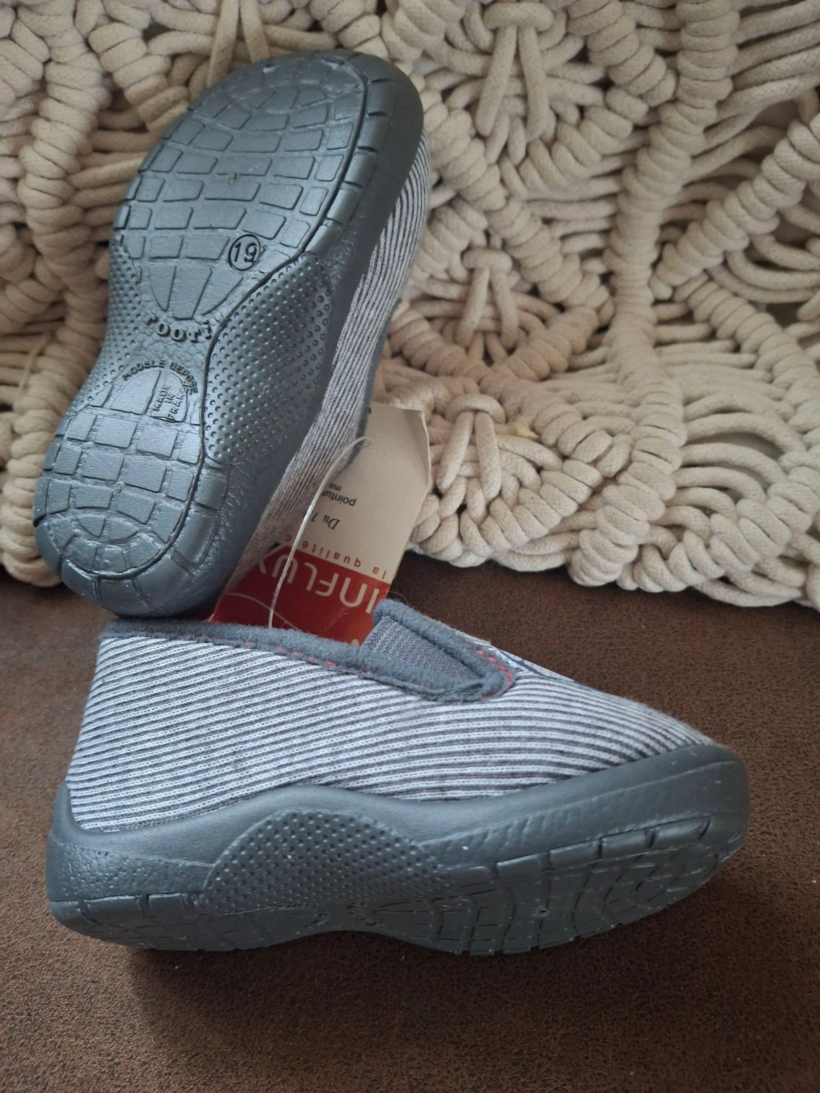 New baby football slippers with size 19 tag – photo 4